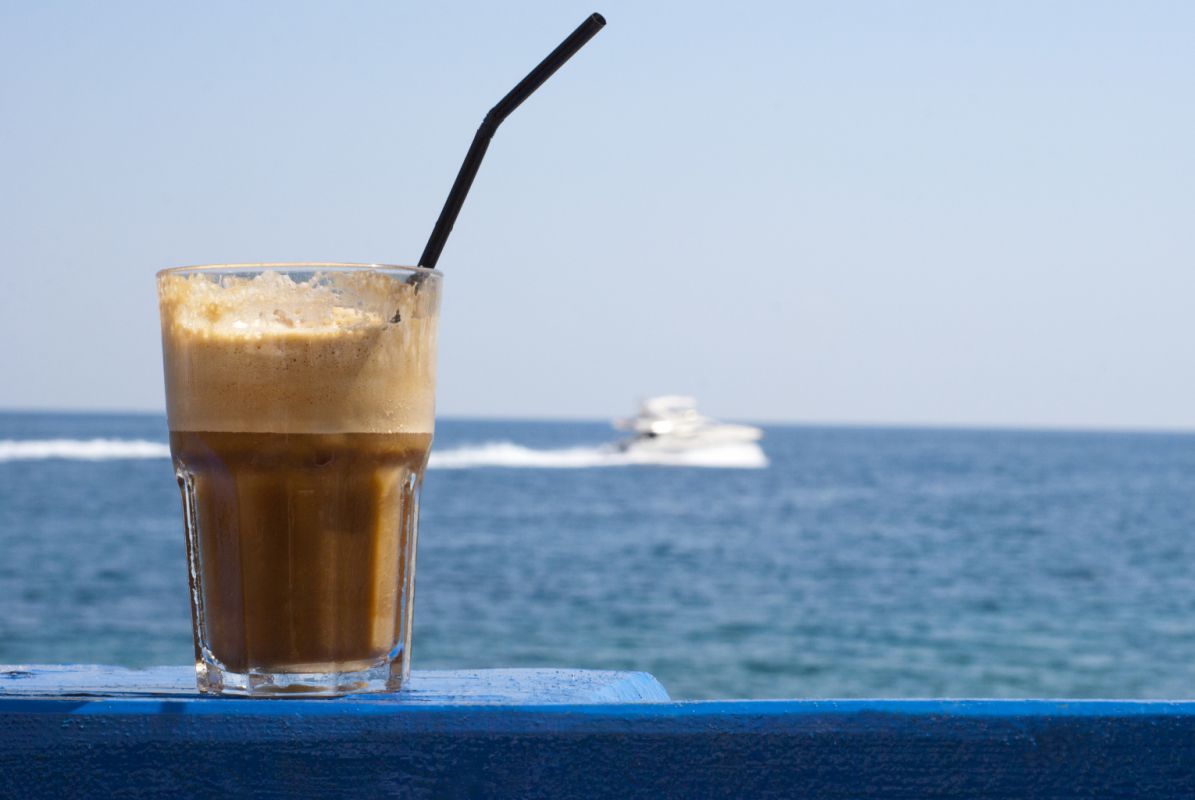 Кофе с холодной водой. Кофе фраппе Греция. Фраппе греческий. Холодный кофе фраппе. Кофе фраппе по-гречески.